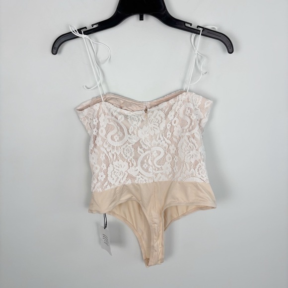 Superdown Stasia Lace Bodysuit in White & Nude Size S - Picture 4 of 11